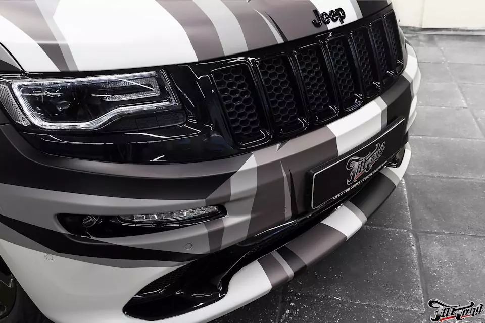 Jeep SRT8. Разработка дизайн-проекта камуфляжа, печать и нанесение на кузов.